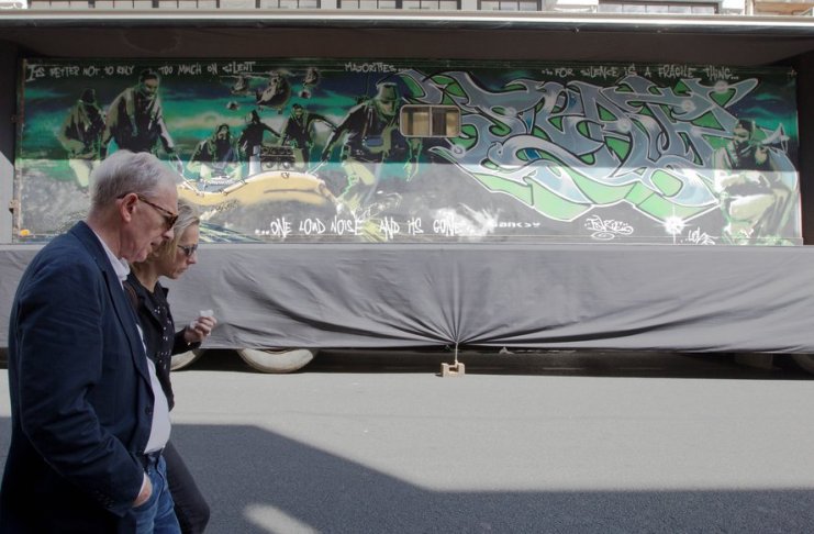 Subastarán en París obra de Banksy pintada en remolque