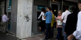 Grecia obtiene salvavidas financiero temporario