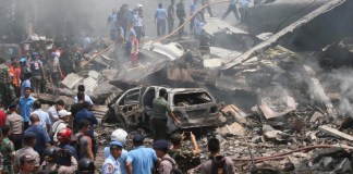 49 personas mueren al estrellarse avión militar en Indonesia