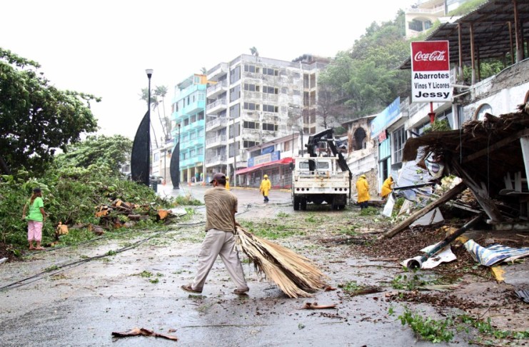 Huracán Carlos se degrada a tormenta tropical en el Pacífico