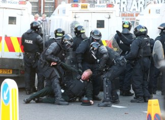 Decenas de policías heridos en disturbios en Belfast