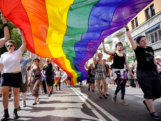 EE. UU. flexibiliza restricciones a donaciones gay de sangre