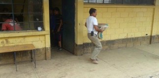 Niños, adolescentes y maestros reciben apoyo para centro educativo
