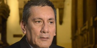Busca interpelar a titular del MEM