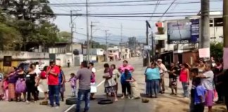 Cierre de paso afecta a vecinos de Mixco