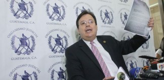 El magistrado Vladimir Aguilar presenta su renuncia