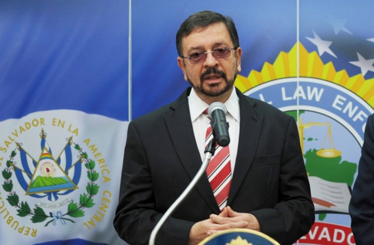 Ministro de Defensa se desliga de delitos en cárceles salvadoreñas
