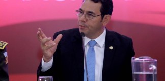 Morales defiende gestión frente a empresarios