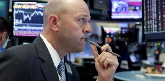 Wall Street y rendimiento de bonos abren a la baja