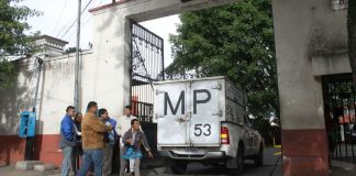 Familiares llegan al Inacif a reconocer cadáveres de asesinados en Pavón