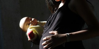 Cada 4 horas nace un bebé de una menor de 14 años