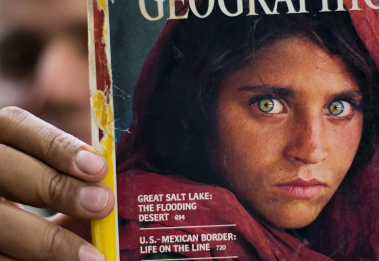 Afgana de la portada de “NatGeo” niega tener identificación falsa - La Hora