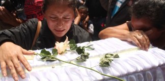 Familiares entierran en el Cementerio General a Mykol David Morales Narvaes, el bebé de 11 meses que murió en brazos de su madre tras sufrir diarrea, al no haber recibido atención médica a tiempo. FOTO: JOSÉ OROZCO