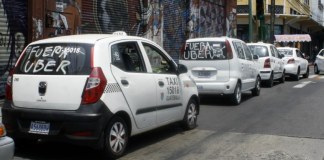 Taxistas protestan contra Uber y multas