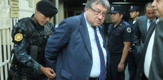 Fajardo solicitó permiso para ausentarse de labores