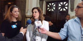 Zury Ríos llega al Congreso y rechaza reformas constitucionales