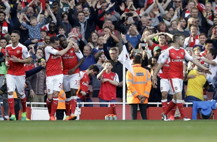 Arsenal vence al Manchester United y mantiene esperanzas de Champions