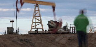 La OPEP planea prorrogar la restricción de producción de petróleo