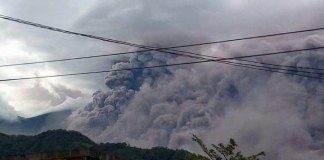 Evacúan a más de 300 personas por erupción del Volcán de Fuego