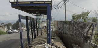 Lectores se quejan por paradas en mal estado