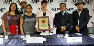 Organizaciones entregan reconocimiento a la Fiscal General