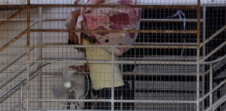 Migrantes denuncian malos tratos en espera de deportación desde México