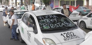 Taxistas protestan contra Uber y piden que se publique nuevo reglamento