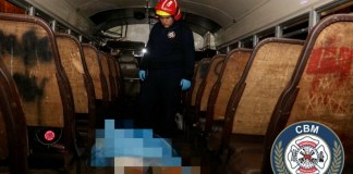 Localizan a hombre muerto en el interior de un bus