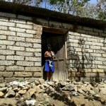 Una madre sostiene en sus brazos a su hijo que padece desnutrición crónica. FOTO LA HORA