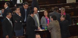Congreso ofrece «premios» adicionales a quienes renuncien voluntariamente