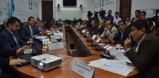 UNE dice que el gobierno los ataca con fondos públicos; Brito lo niega