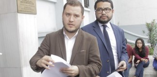 Presentan acción contra orden para expulsar a Velásquez