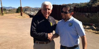 Marvin Otzoy visita la frontera de Nogales