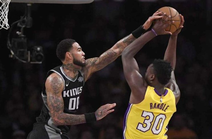 Doble-dobles de Randle y Ball guían a Lakers ante Kings
