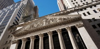 Wall Street cierra al alza impulsada por bancos