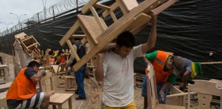 Presos de Amazonía fabrican sillas para cita con el Papa