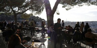 Baja desempleo en Europa, pero a costa de plazas temporales