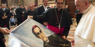 Papa aprueba canonización de arzobispo salvadoreño Óscar Romero