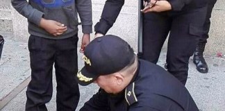 Comisario y subcomisario de PNC regalan zapatos a niño