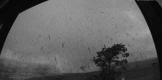 El volcán Kilauea de Hawái hace erupción en la cima