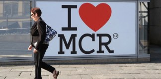 Minuto de silencio y flores por las víctimas de atentado Mánchester