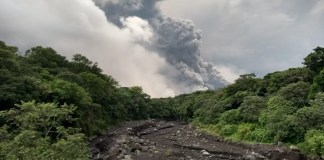 Cae ceniza en varios departamentos por erupción del volcán de Fuego