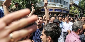 Manifestantes iraníes chocan con policía frente a Parlamento
