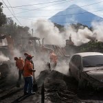 Archivo de los equipos de rescate retirando montones de ceniza expulsada por la erupción del Volcán de Fuego en El Rodeo en junio del 2018. Foto La Hora: AP/Rodrigo Abd