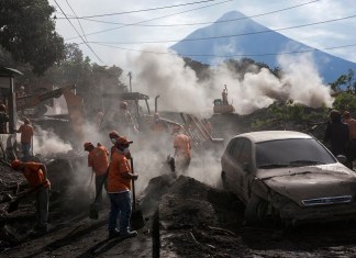 Se cumplen ocho años de la tragedia del volcán de Fuego que dejó cientos de víctimas y desaparecidos Archivo de los equipos de rescate retirando montones de ceniza expulsada por la erupción del Volcán de Fuego en El Rodeo en junio del 2018. Foto La Hora: AP/Rodrigo Abd