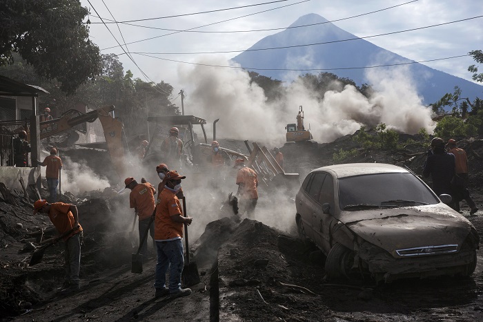 Archivo de los equipos de rescate retirando montones de ceniza expulsada por la erupción del Volcán de Fuego en El Rodeo en junio del 2018. Foto La Hora: AP/Rodrigo Abd