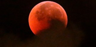 El mundo observa el eclipse lunar más largo del siglo