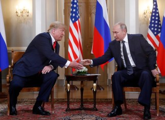 El presidente de EE. UU., Donald Trump, a la izquierda, y el presidente ruso, Vladimir Putin, se dan la mano al comienzo de una reunión en el Palacio Presidencial en Helsinki, Finlandia.