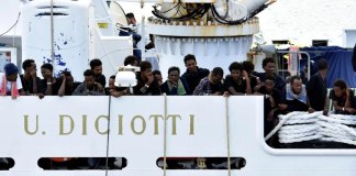 Crece la preocupación por 159 migrantes varados en buque