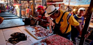 En Maracaibo, venezolanos compran carne podrida por apagones